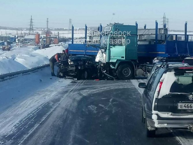 В Красноярске грузовик смял легковушку погиб человек (1).jpg