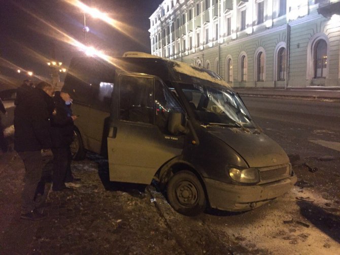 В Петербурге на Дворцовой набережной внедорожник врезался в полицейскую машину (6).jpg