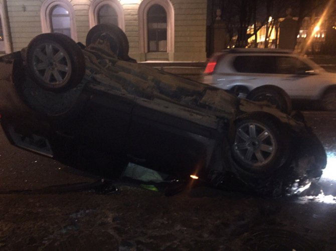В Петербурге на Дворцовой набережной внедорожник врезался в полицейскую машину (5).jpg