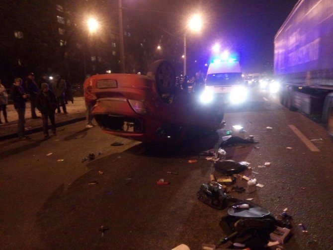 В Петербурге на Софийской перевернулся автомобиль (2)