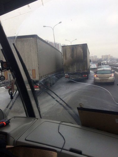 Массовое ДТП с грузовиками на Витебском в Петербурге (1).jpg