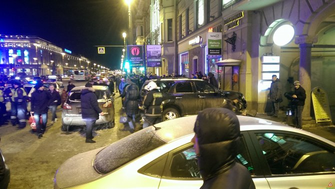 В Петербурге автомобиль сбил трех человек на тротуаре (2).JPG