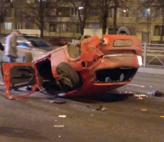 В Петербурге на Софийской перевернулся автомобиль (7)
