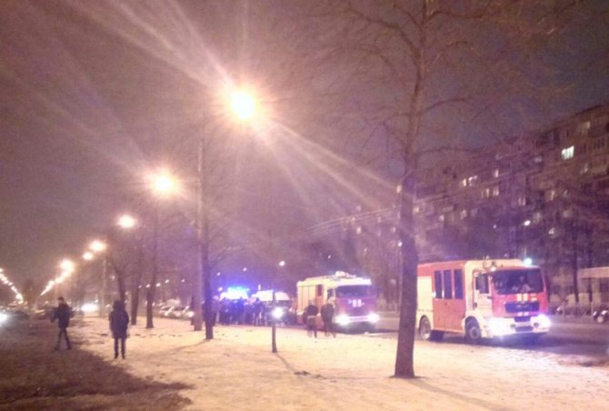 В Петербурге на Софийской перевернулся автомобиль (5)