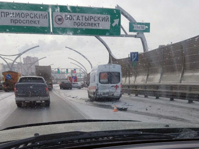 В массовом ДТП со «скорой» на ЗСД в Петербурге пострадали два человека (4).jpg