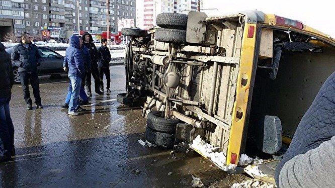 В Магнитогорске опрокинулась маршрутка с пассажирами (1).jpg