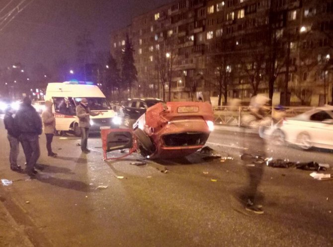 В Петербурге на Софийской перевернулся автомобиль (3)