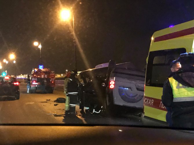В Петербурге на Дворцовой набережной внедорожник врезался в полицейскую машину (9).jpg