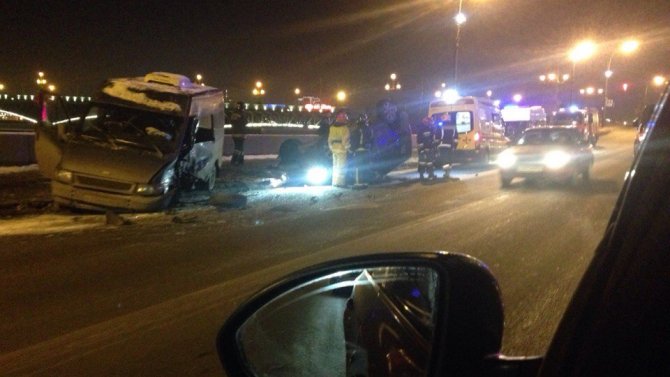 В Петербурге на Дворцовой набережной внедорожник врезался в полицейскую машину (1).jpg
