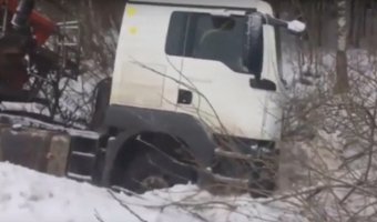 Самосвал улетел в кювет пытаясь избежать столкновения на трассе в Подмосковье 