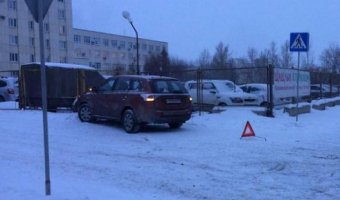 В Челябинске автомобиль сбил женщину с 6-летней девочкой на переходе