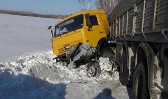 В ДТП с КамАЗом в Зауралье погибли четыре человека