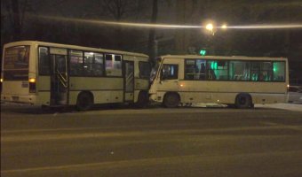Лобовое столкновение двух маршруток в Петроградском районе Санкт-Петербурга произошло вечером 5 февраля