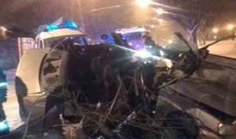 В Ставрополе иномарка врезалась в дерево: погиб водитель