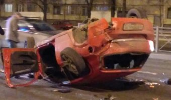 В Петербурге на Софийской перевернулся автомобиль