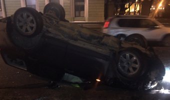 В Петербурге на Дворцовой набережной внедорожник врезался в полицейскую машину 