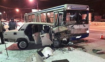 В Омске в ДТП с автобусом погибла женщина