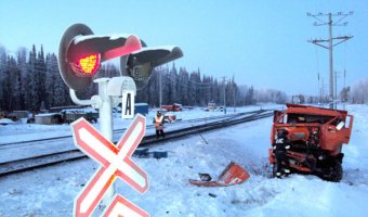 Под Челябинском поезд протаранил КамАЗ: погиб водитель