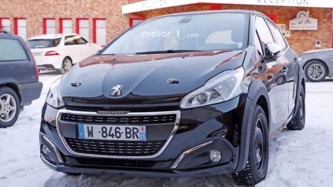 В Сеть выложили фото нового поколения хэтчбека Peugeot 208 (1).jpg