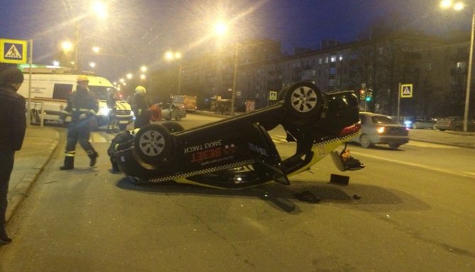 В Петербурге после ДТП перевернулось такси (3).jpg