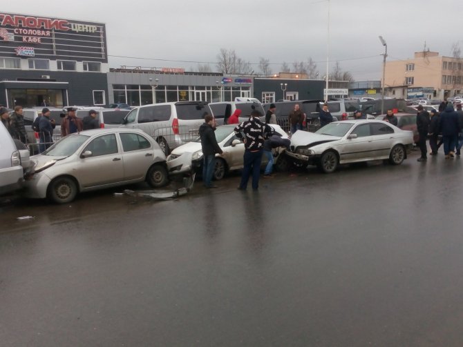 Шесть машин столкнулись в Петербурге (2).jpg