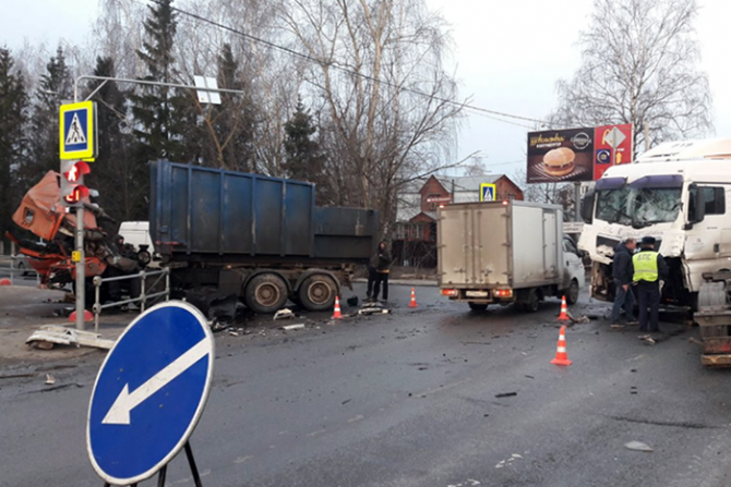 В Москве в ДТП с грузовиками пострадали оба водителя (2).png