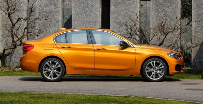В Китае начались продажи седана BMW 1-Series (1).jpg