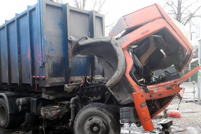 В Москве в ДТП с грузовиками пострадали оба водителя (3).png