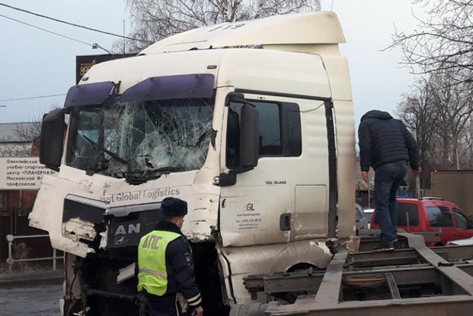 В Москве в ДТП с грузовиками пострадали оба водителя (1).png
