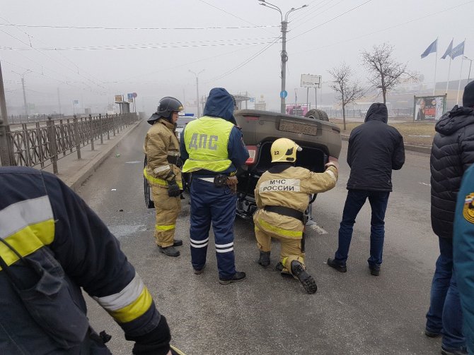 В Петербурге перевернулся автомобиль (2).jpg