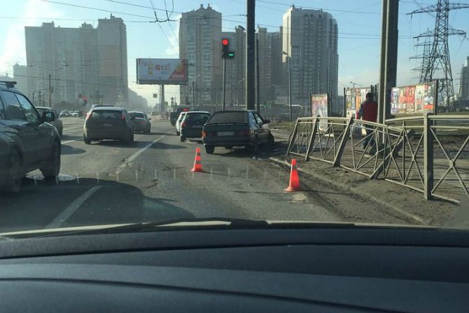 В Петербурге автомобиль сбил женщину на тротуаре (2).jpg