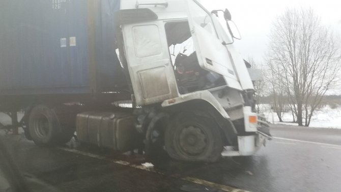 В ДТП в Ленобласти погибли водители грузовиков (7).jpg
