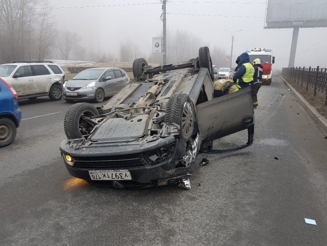 В Петербурге перевернулся автомобиль (4).jpg