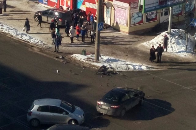В Перми внедорожник сбил человека на тротуаре (2).jpg