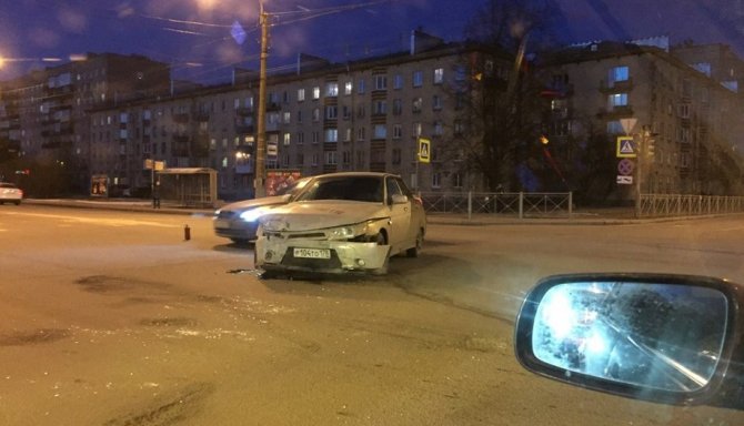В Петербурге после ДТП перевернулось такси (7).jpg