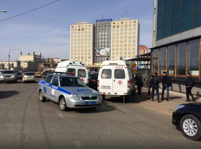 В Улан-Удэ водитель перепутал педали и сбил людей на остановке (2).png