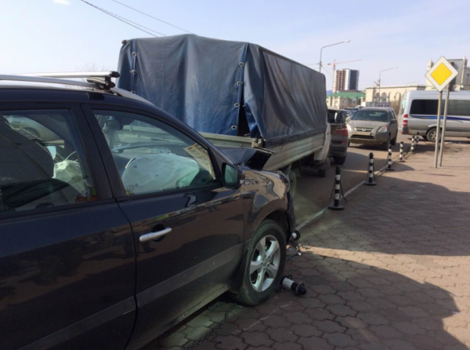 В Улан-Удэ водитель перепутал педали и сбил людей на остановке (1).png