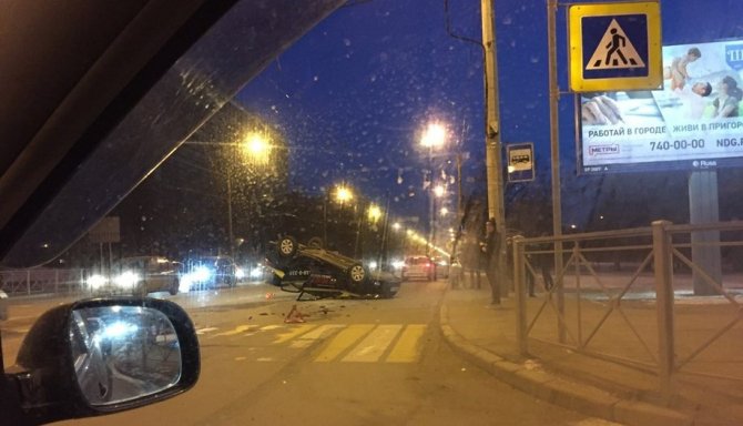В Петербурге после ДТП перевернулось такси (6).jpg