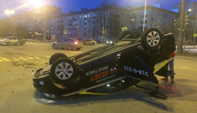 В Петербурге после ДТП перевернулось такси (2).jpg