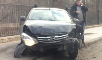 Nissan Almera врезался в решетку Ботанического сада на набережной реки Карповки