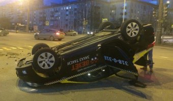 В Петербурге после ДТП перевернулось такси