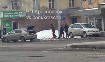 В Красноярске два автомобиля вылетели на остановку