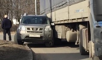 NISSAN X-TRAIL не успел проскочить справа от грузовой фуры на Витебском проспекте в Петербурге