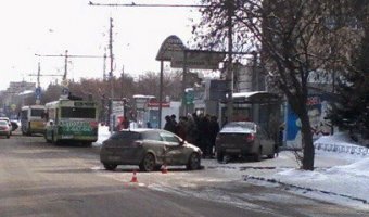 В Красноярске «Ладу» после ДТП выбросило на остановку с людьми