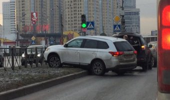 Массовые ДТП на Выборгском шоссе на сильном гололеде произошли в Санкт-Петербурге утром 3 марта