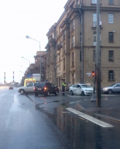 В ДТП на Малоохтинском проспекте в Петербурге пострадали женщина и ребенок (1).jpg