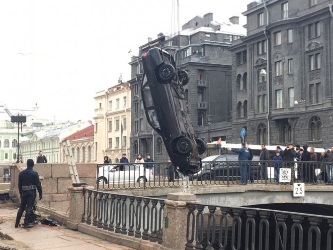 В Петербурге доставали автомобиль из Крюкова канала