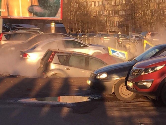В Петербурге из-за прорыва кипятка ушли под землю несколько автомобилей