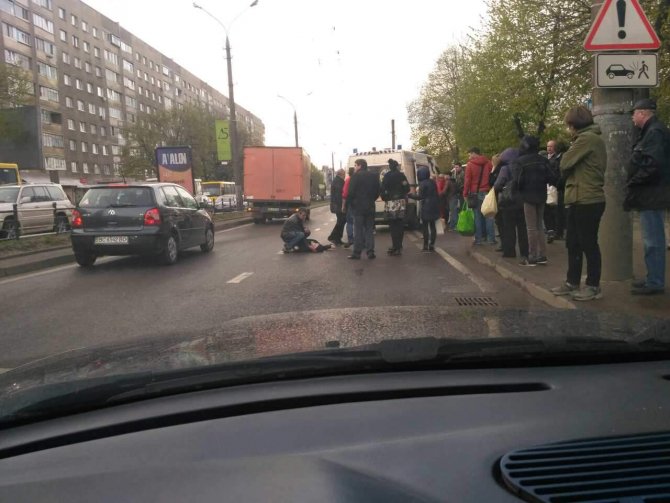 Во Львове сегодня, 14 апреля, случилось нелепое ДТП - автомобиль «Скорой помощи» переехал ноги подростку