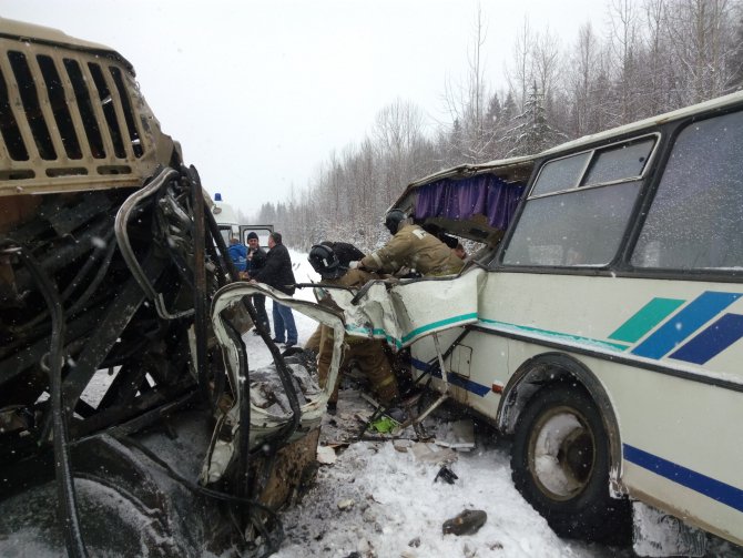 В Коми в ДТП с автобусом и грузовиком пострадало 37 человек, один погиб, 17 апреля